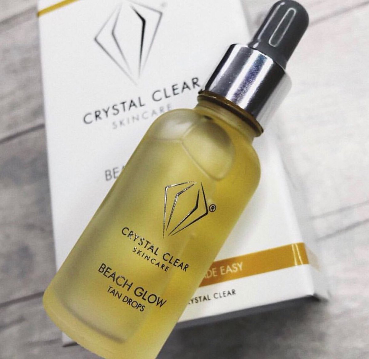 TheSocialPR_'s tweet photo. Who’s tan is ready for the weekend? 🙋♀️ Beach Glow Tan Drops from @crystalclearskn are one of our faves 😍
https://t.co/FUZ2256R6t ✨
#tandrops #tanning #weekendready #letsgo https://t.co/NujTKAiUNK
