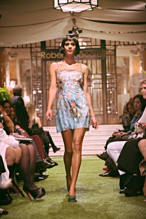 "Louise": #vintage flavour
<a href="/RBacarelli/">roberta bacarelli</a> S/S 2018 #collection

#RobertaBacarelli #FashionShow #AltaRoma #AltaRomaAltaModa #Roma #fashion