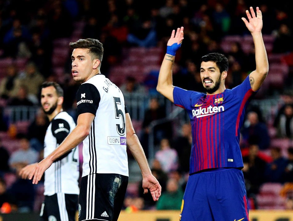 Brasileiro do Valencia revela xingamento 'forte' que ouviu de Suárez em derrota para o Barça

↪ bit.ly/2GIBJt2