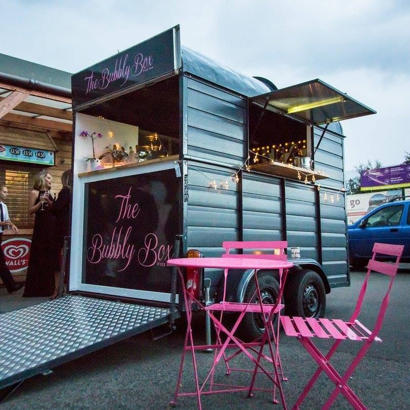 celebmuamaster's tweet photo. The lovely @TheBubblyBox23 are brining the fizz to our #liverpool Celebrity MUA Masterclass!  We can't wait! 🥂

https://t.co/iRMMRJRVim https://t.co/ZaaWoePzEp