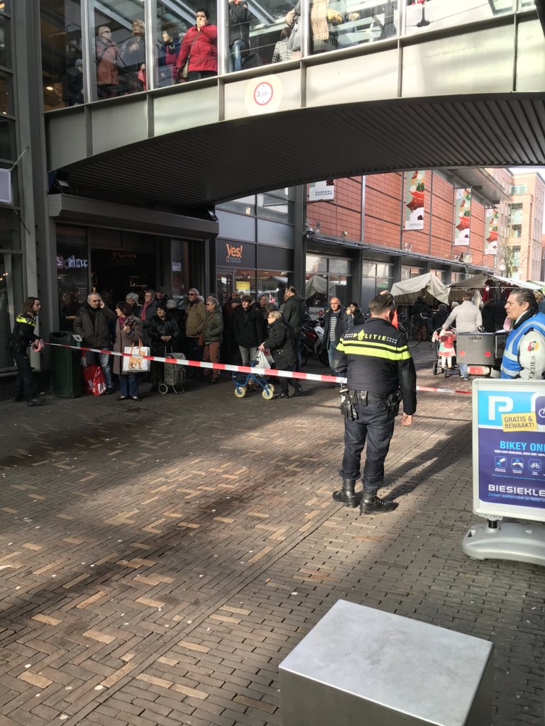 ghetto_bert's tweet photo. @de_nossies @DePolitieheli Geen idee. Maar rondom de ingang van de Passage en Parkeergarage ad Broersveld in #Schiedam is alles al afgezet door Politiediensten. https://t.co/8V71R9VXRN