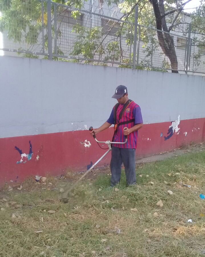 vivi_torcuato's tweet photo. APOYO A INSTITUCIONES |  Continuamos colaborando con el mantenimiento de los espacios verdes  de nuestros establecimientos educativos #EP38. Consultas al 4513-2524/2821. https://t.co/ia3Q8GeO2F