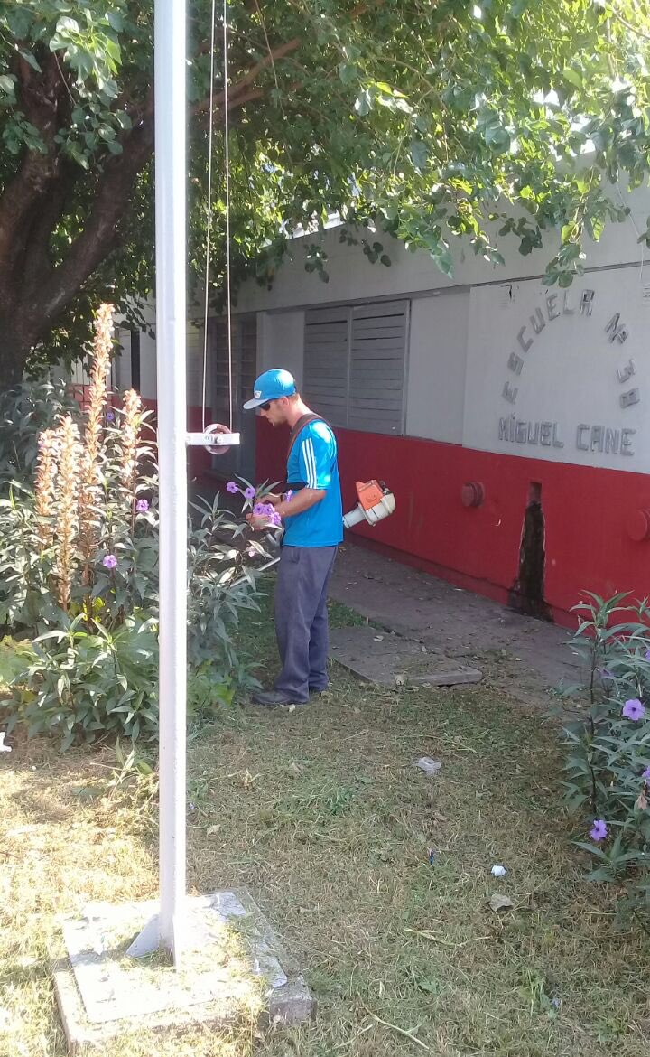 vivi_torcuato's tweet photo. APOYO A INSTITUCIONES |  Continuamos colaborando con el mantenimiento de los espacios verdes  de nuestros establecimientos educativos #EP38. Consultas al 4513-2524/2821. https://t.co/ia3Q8GeO2F