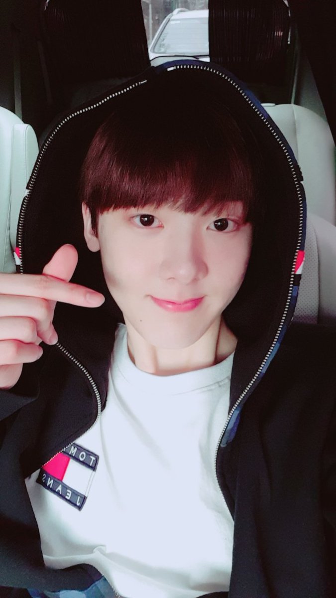 offclASTRO_6's tweet photo. [TRANS] 180130 #아스트로 Official Twitter Update - Sanha : AROHAs!!! The roads are slippery due to the snow so be careful when going out~~😗😗 Not allowed to slip!!💜💜
#Coldd #MyHandsHaveFrozen... https://t.co/YHwAAtBm1q