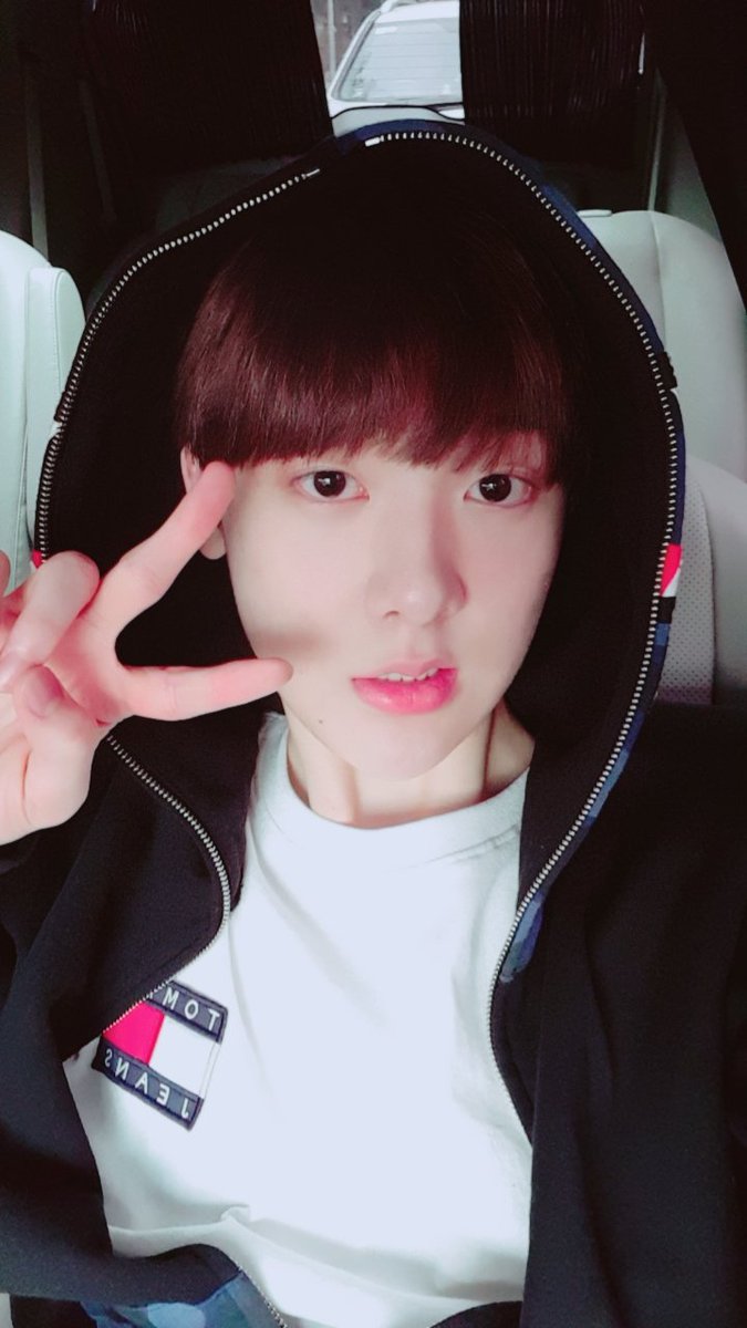 offclASTRO_6's tweet photo. [TRANS] 180130 #아스트로 Official Twitter Update - Sanha : AROHAs!!! The roads are slippery due to the snow so be careful when going out~~😗😗 Not allowed to slip!!💜💜
#Coldd #MyHandsHaveFrozen... https://t.co/YHwAAtBm1q