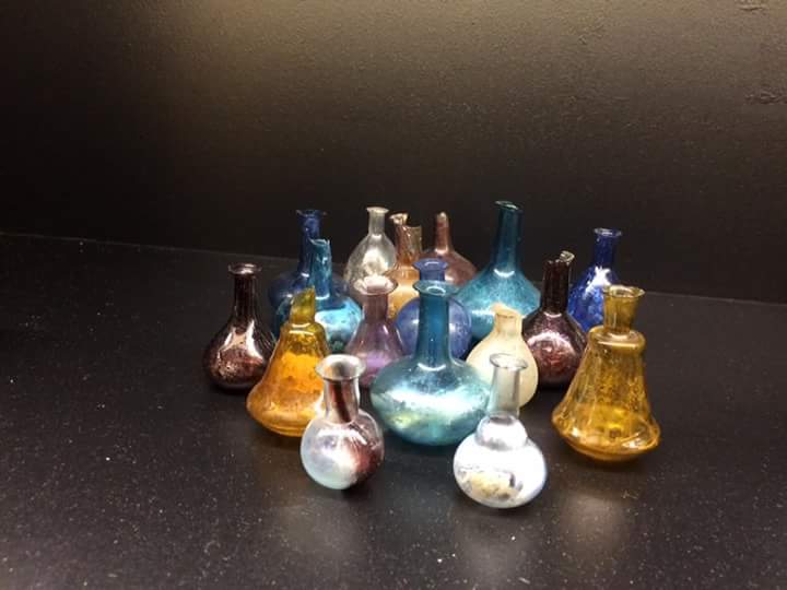 VEiLProject's tweet photo. Today's #FridayFind: ancient #Roman #Balsamaria. these ittle containers for oils &amp; medicines, are for us precious hints. They usually indicate a #necropolis, since they were usually put in graves or melted on funeral pyres. #PubArch #ArchPub #FindFriday
(Right: from MAN Aquileia) https://t.co/W1uTaoZ1oU