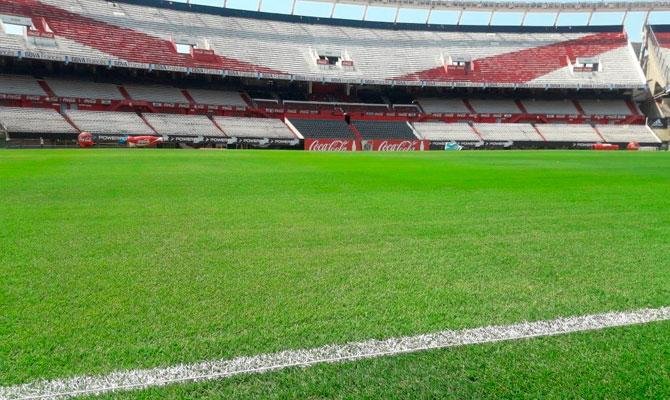 LaBaandaCARP's tweet photo. Muchisimo laburo para mejorar el estado del campo de juego del Monumental luego del error que hizo que se queme el cesped. 

Foto de como estaba, y como luce ahora. https://t.co/IHbuTtBNcr