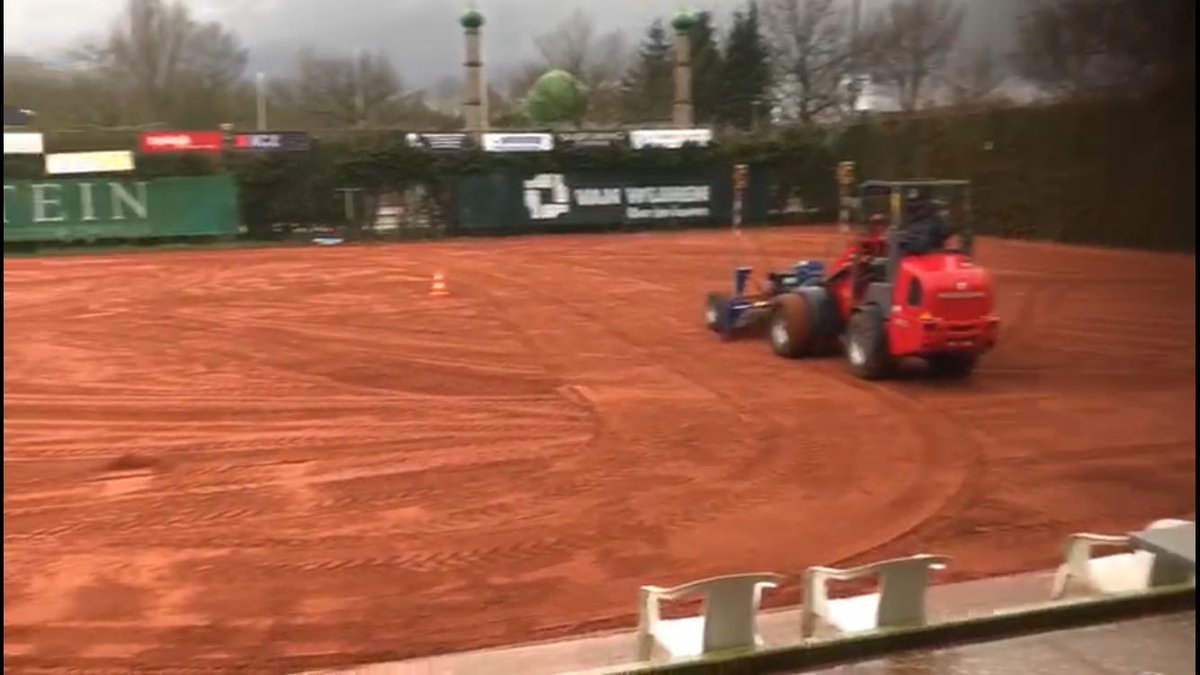 Topgravel voor toptennis. Prachtige renovatie van de banen: kwaliteit voor onze spelers en gasten. Het gravelseizoen begint over 2 maanden weer. Komt dat zien. Welkom bij <a href="/ZLTBtennis/">ZLTB</a>. <a href="/veeralleezwolle/">veerallee</a>