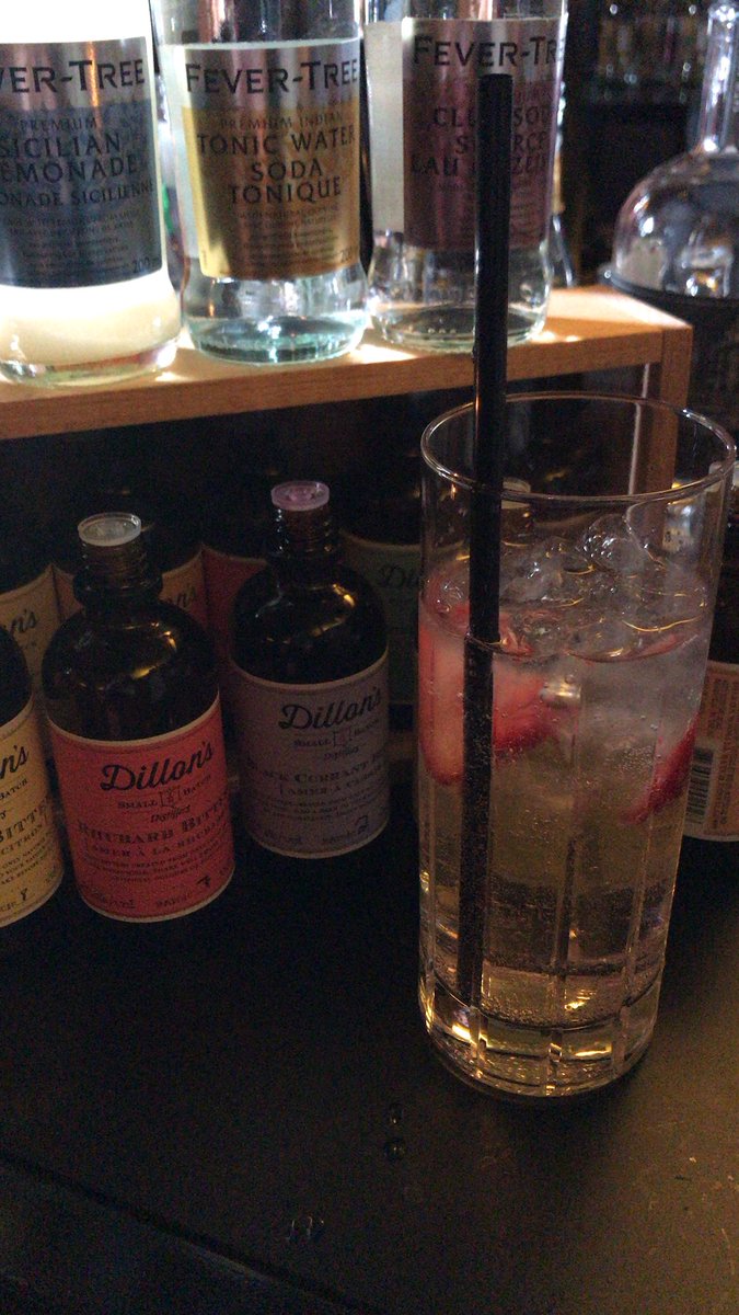 georgiaexo's tweet photo. Because who doesn’t love a little a little gin and relaxation at the @FairmontRYH #ryhrooftopgin #14thinline https://t.co/EtOzVaWHpT