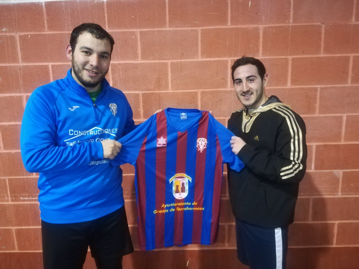 adgranjafutsal's tweet photo. ⚠️OFICIAL⚠️
FIDEL OJEDA, nuevo jugador del @adgranjafutsal. El jugador natural de Argallón y procedente del CD Peñarroya FS ficha por nuestro club y podrá disputar sus primeros minutos el próximo domingo frente al líder Jerez. 🔵🔴🔵🔴
#BienvenidoFidel https://t.co/AqhZ8GpSn6