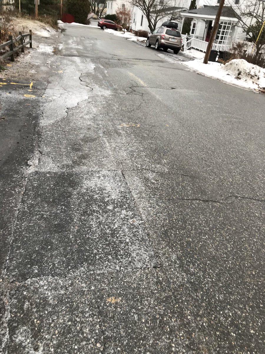 AvantCourse's tweet photo. Slick roads this morning #blackice https://t.co/k8JqnZnmCk