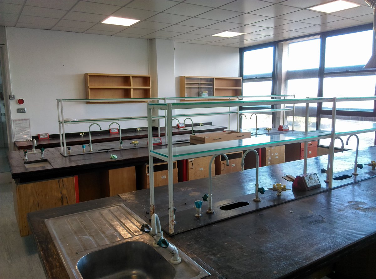 AIRN2K's tweet photo. Lab is cleared out, ready for it's makeover! @UCDBioFoodEng #beforepictures #labmakeover #newlab #outwiththeoldinwiththenew #science #biosystemsfoodengineering https://t.co/npwHjDrbnW