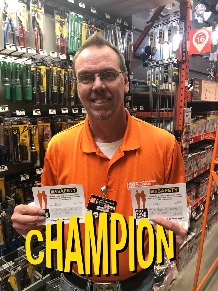 calebconnellTHD's tweet photo. #gothca! Mike received two back-to-back @METGotyourback awards! Using PPE and ladder safety! #SWBEST #worksafe #GYBinspring https://t.co/wQgtVNjWKw