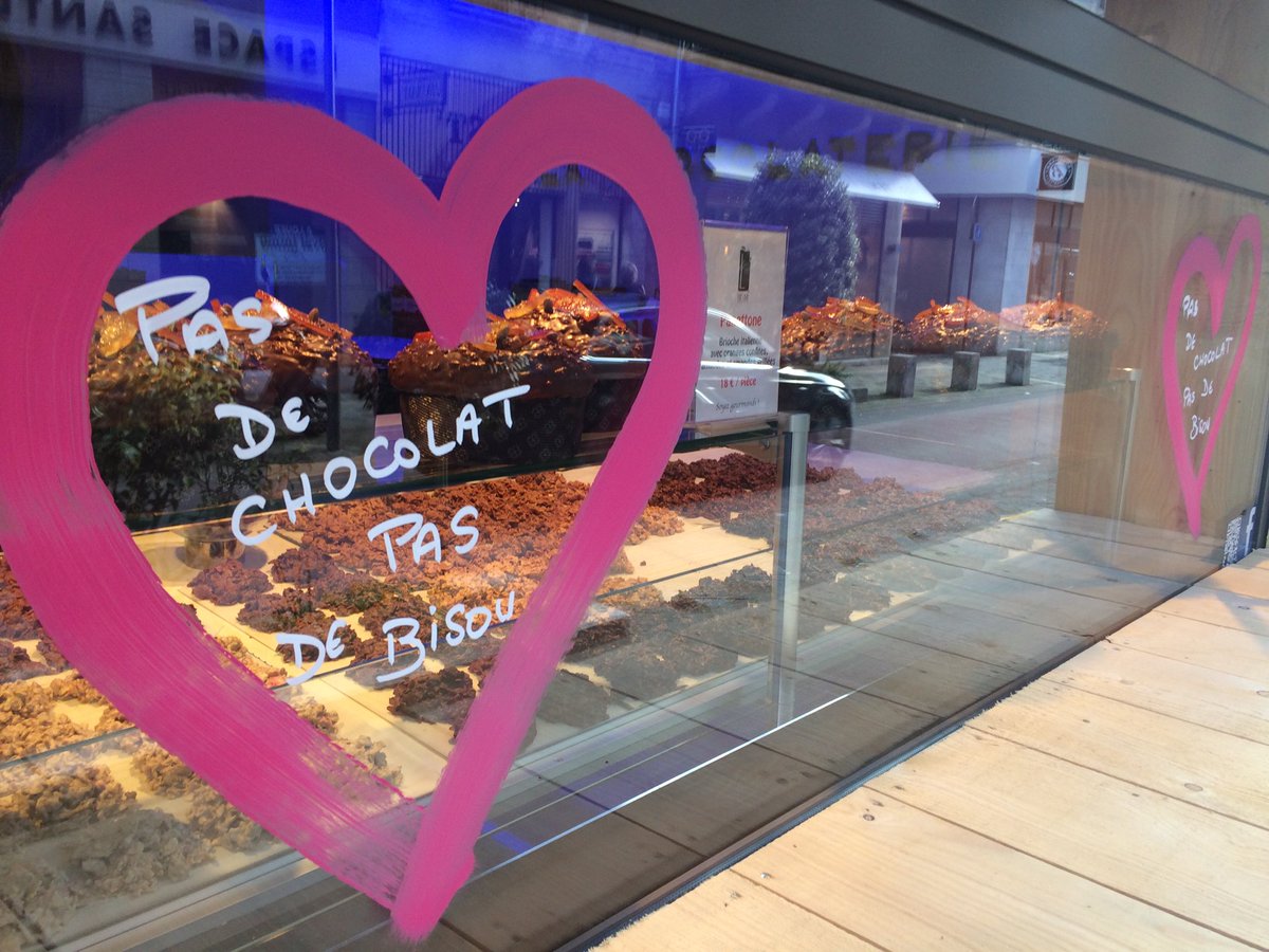 EAuffret's tweet photo. La chocolaterie Lamy lance un merveilleux chantage !  #Brive #stvalentiniscoming https://t.co/3O2m6JiKg4