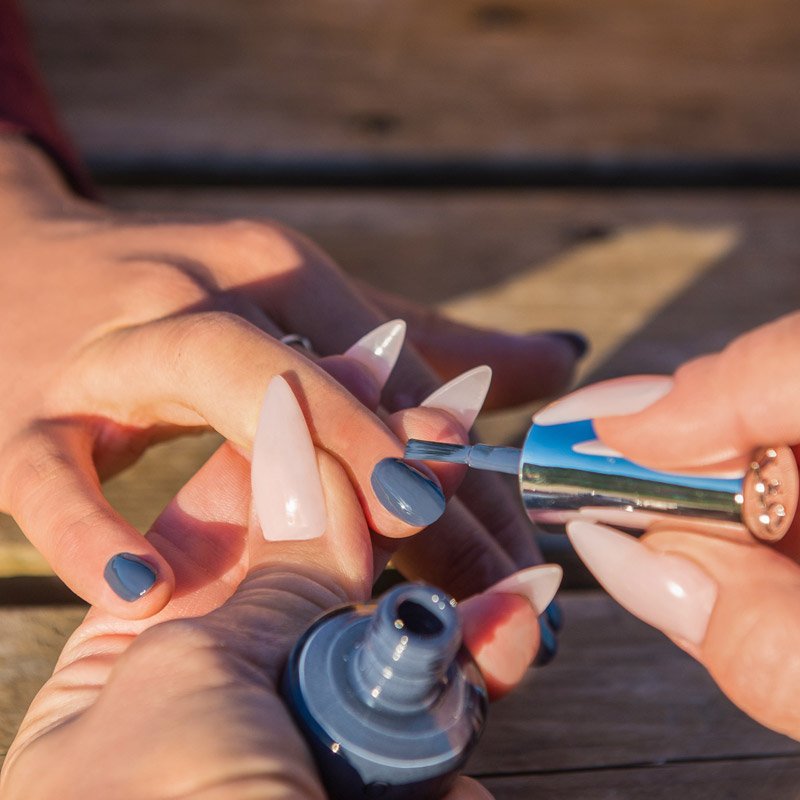 OPI_Spain's tweet image. ¿Eres de "más es menos" o de #LessIsNorse? Hay ocasiones en las que las manicuras discretas quedan perfectas para destacar otros aspectos del look. ¿Qué te parece este tono de #OPIIceland?