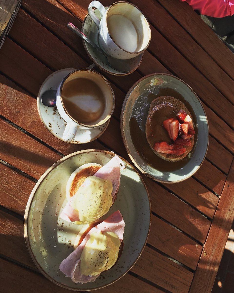 CarrieSpasic's tweet photo. #runfriday #5k with @glake58 with #support from Ryan & @SBMCAndrewL followed by #breakfast & #coffee @BedfordPavilion #yum #perfectstart ☕️ https://t.co/jmP7isqbGR