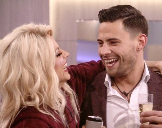 4misspinkypink4's tweet photo. If you want our Queen @courtneyact to win you need to pick up the phone and call as many times as possible!!! Please donโt let hideous Ann win #CBBFinal #teamshanej #CourtneyToWin ๐ https://t.co/6LvzX2A7HP