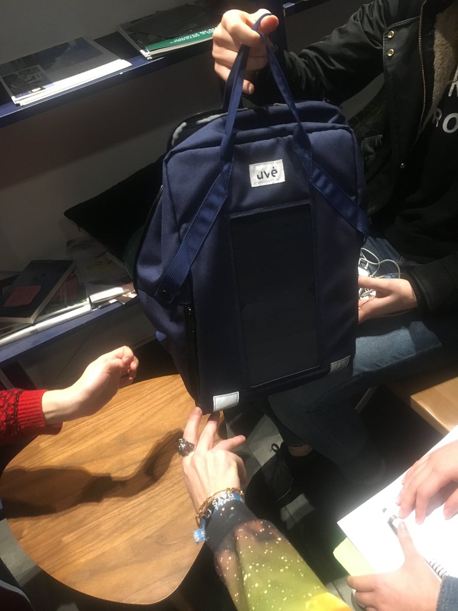 yasminamekk's tweet photo. Presentation de leur nouveau sac avec chargeur portable inclu 😍 #UVE @TheSchoolab #wsflab https://t.co/7sytRFpHdW