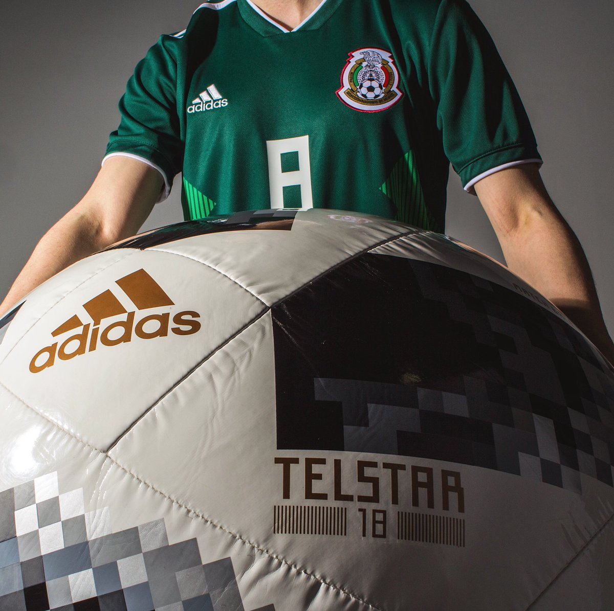 soccerdotcom_es's tweet photo. Un ⚽️ digno del mejor torneo del 🌎. 

Última oportunidad de ganar el fan pack 2018 definitivo - incluyendo un #Telstar18 jumbo, un jersey de tu eleción &amp; una gift card de $200 aquí 👉 https://t.co/j2z1Qj4vk1 https://t.co/RwKugURgZ4