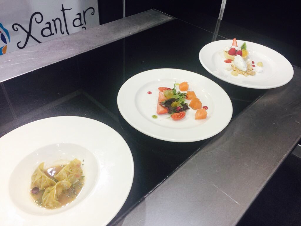 CarlosOrozaCIFP's tweet photo. Momentos do showcooking realizado hoxe en @XANTAREXPO polo alumnado de #CSDIRCOCDual 
Elaboracións realizadas coa #camelia como ingrediente.
Moi bo traballo!!
#aprenderfacendo https://t.co/KlXczWUc7X