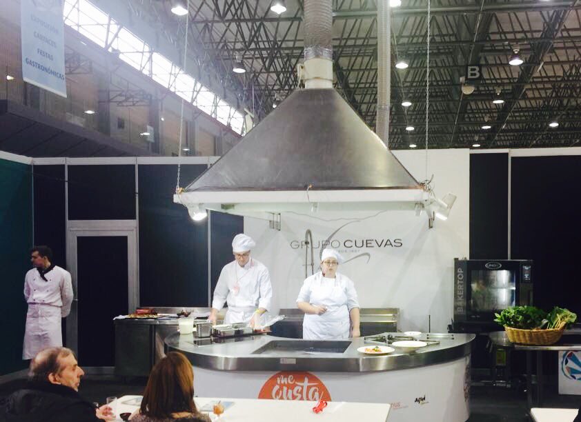 CarlosOrozaCIFP's tweet photo. Momentos do showcooking realizado hoxe en @XANTAREXPO polo alumnado de #CSDIRCOCDual 
Elaboracións realizadas coa #camelia como ingrediente.
Moi bo traballo!!
#aprenderfacendo https://t.co/KlXczWUc7X