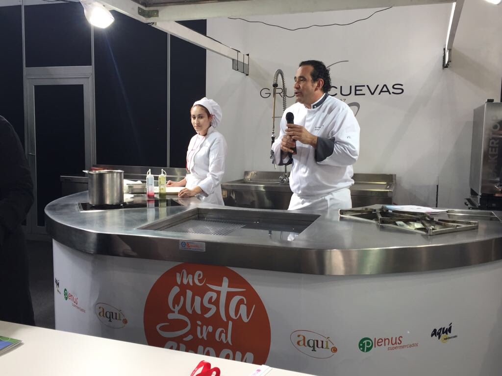 CarlosOrozaCIFP's tweet photo. Momentos do showcooking realizado hoxe en @XANTAREXPO polo alumnado de #CSDIRCOCDual 
Elaboracións realizadas coa #camelia como ingrediente.
Moi bo traballo!!
#aprenderfacendo https://t.co/KlXczWUc7X