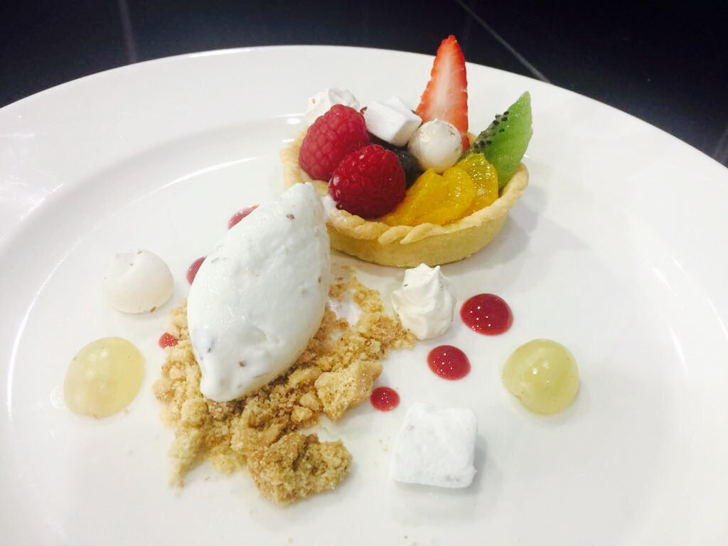 CarlosOrozaCIFP's tweet photo. Momentos do showcooking realizado hoxe en @XANTAREXPO polo alumnado de #CSDIRCOCDual 
Elaboracións realizadas coa #camelia como ingrediente.
Moi bo traballo!!
#aprenderfacendo https://t.co/KlXczWUc7X