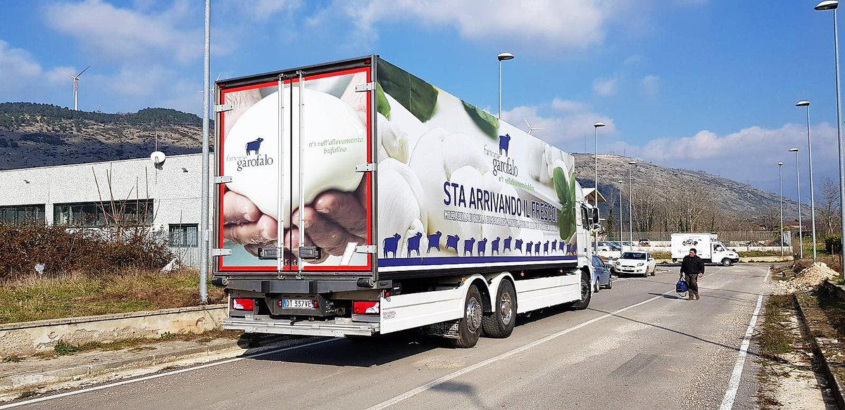 Ecoepoque's tweet photo. Ebbene si, noi di Ecoepoque ci occupiamo anche di questo tipo di #personalizzazione.
In foto, #vinile adesivo stampato e applicato, per rendere unica la motrice di #FattorieGarofalo!  
#ecoepoque #qualità #madeinItaly #design #2febbraio 
 https://t.co/2AVYZg0kJs https://t.co/CgvbOH3m1m