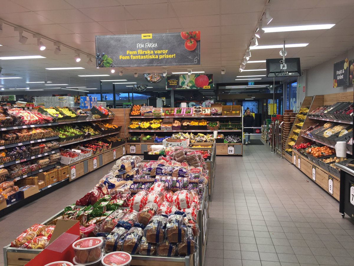 DJ_Retail's tweet photo. Was invited to see Netto's new #discount #store concept in Sweden. Thanks to @Salter_Jeff, Senad Zuta and @NettoSE for showing me around. Read about its secluded fresh sections and other supermarket-like elements in my article: https://t.co/k9d6pyu1U3 @LZ_Retailytics, #grocery https://t.co/HIQ0yuUhxn