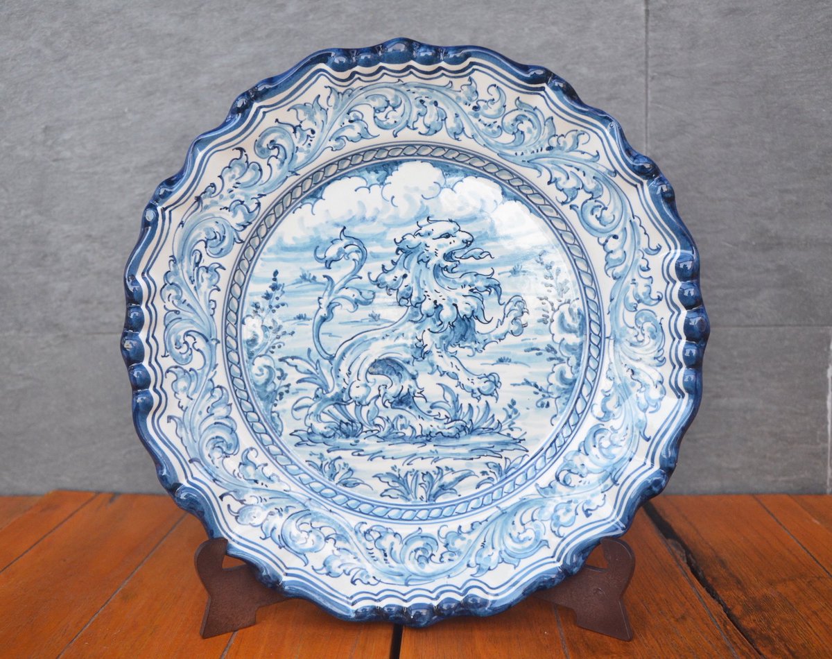 Beautiful plate with blue rampant lion from Puente Del Arzobispo, Spain  #pottery #decoration #artisanal #plate #craft #plate #puentedelarzobispo ow.ly/7KUc30ia1pq