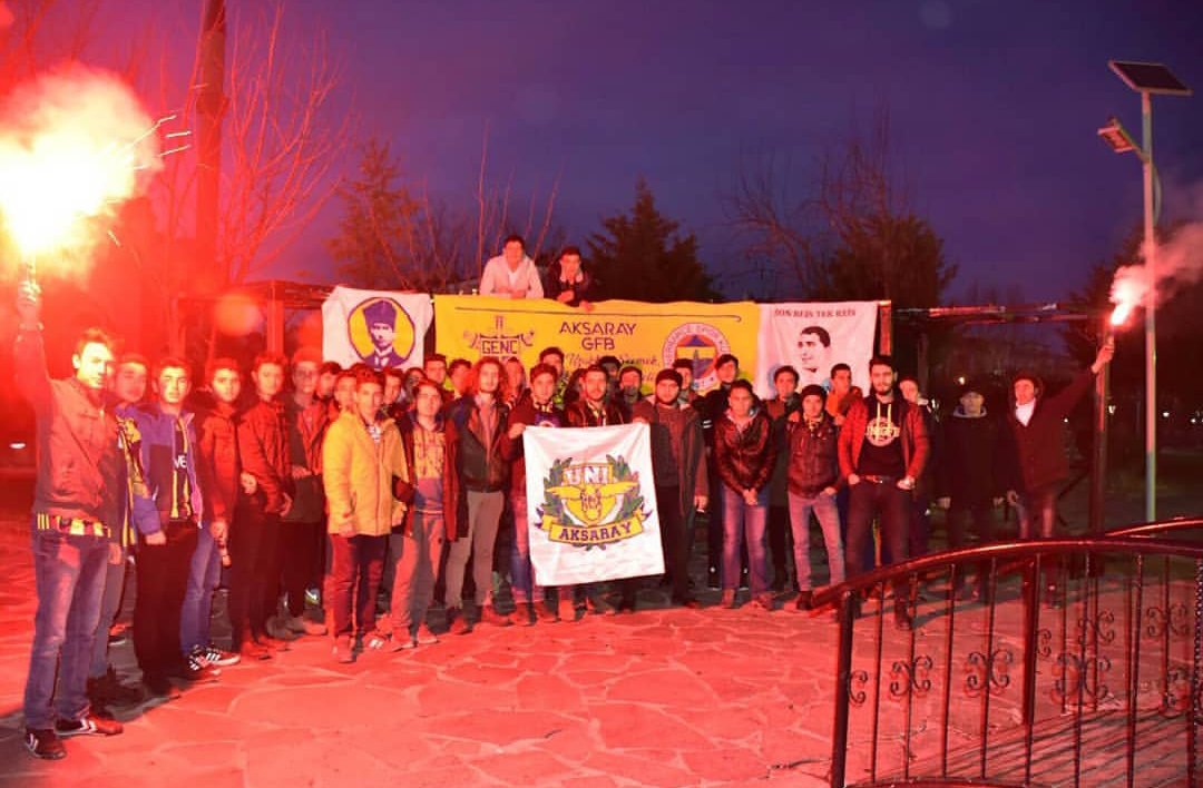 aksaraygfb's tweet photo. Fenerbahçe sevdasını haykırmaktan bir gün bile vazgeçmeyeceğiz. Bıkmadan, usanmadan mücadelemize devam edeceğiz. 
#HepDestekTamDestek 
#HepBeraberYapacağız https://t.co/3lHv4glLOJ