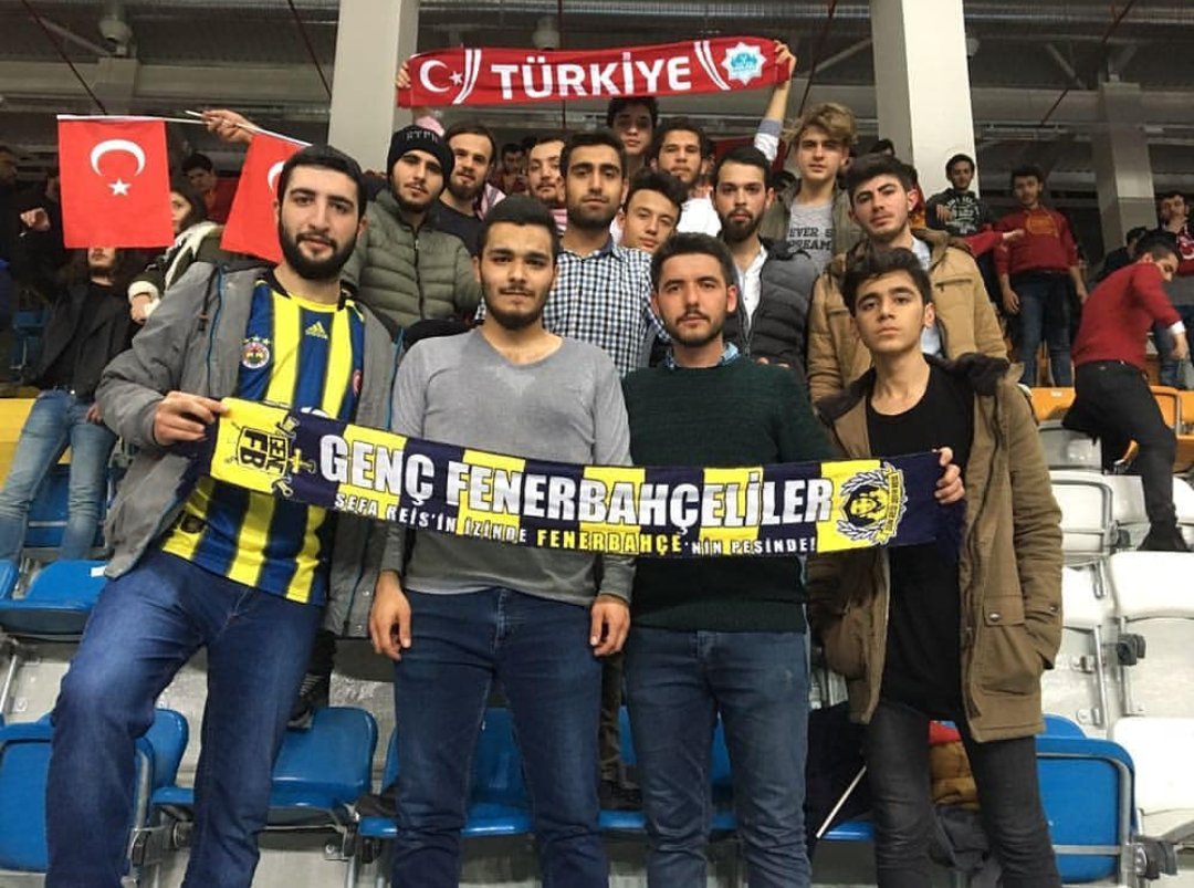 aksaraygfb's tweet photo. Fenerbahçe sevdasını haykırmaktan bir gün bile vazgeçmeyeceğiz. Bıkmadan, usanmadan mücadelemize devam edeceğiz. 
#HepDestekTamDestek 
#HepBeraberYapacağız https://t.co/3lHv4glLOJ