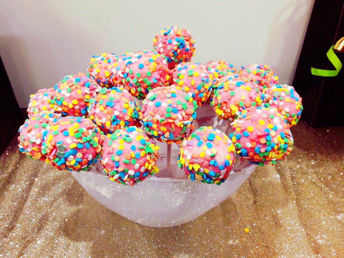 ArtDuBain's tweet photo. #PopsCake : Cette #gourbaindise qui prend la forme d’une #sucette s’utilise jusqu’à 3 fois pour un #bain ou une #douche. Sa composition est faite de beurre de #karité et de #cacao. Chez L’Art du Bain on en fait notre #gourmandise de #bain pour la prochaine #StValentin. 🍭💕🛀🏼 https://t.co/HoPgIzl0nF