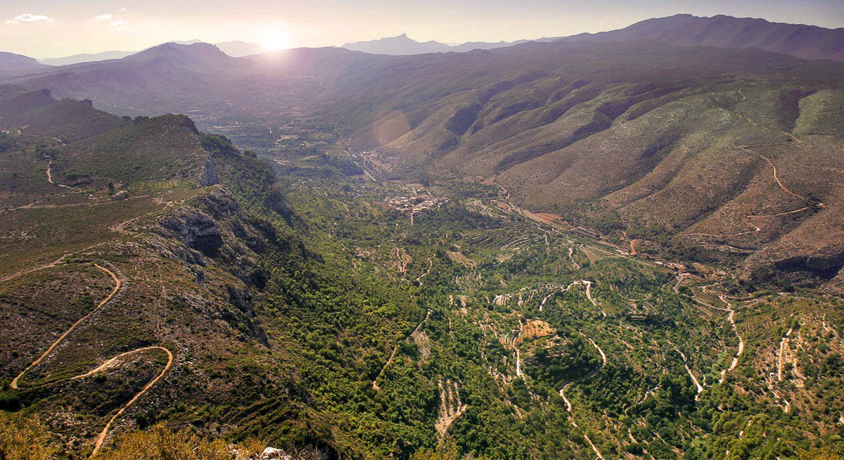 La Universitat de València incorpora La Vall de Gallinera a l’obra ‘Paisatges Turístics Valencians’. Entre els paisatges que ja inclou està La Marjal de Pego-Oliva. radiopego.com/la-universitat… <a href="/aj_VGallinera/">La Vall de Gallinera</a>, <a href="/Lvalldgallinera/">La Vall de Gallinera</a>, <a href="/PegoiLesValls/">Pego i Les Valls</a>