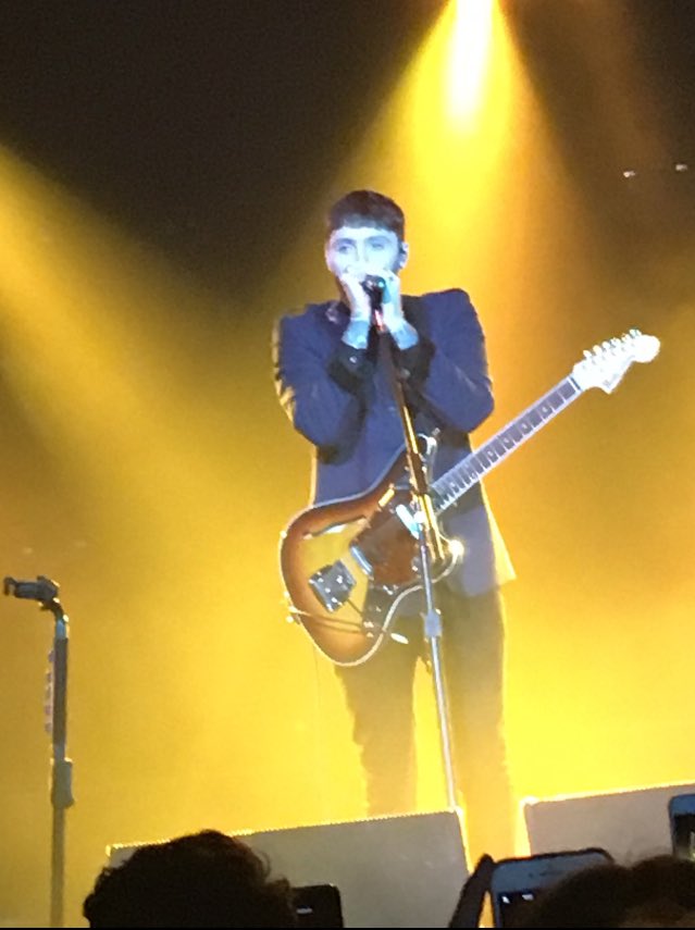 BillieJay95's tweet photo. Take me back 😩 
#backfromtheedgetour #november2017 @JamesArthur23 @EllaHenderson https://t.co/a5toofWstH
