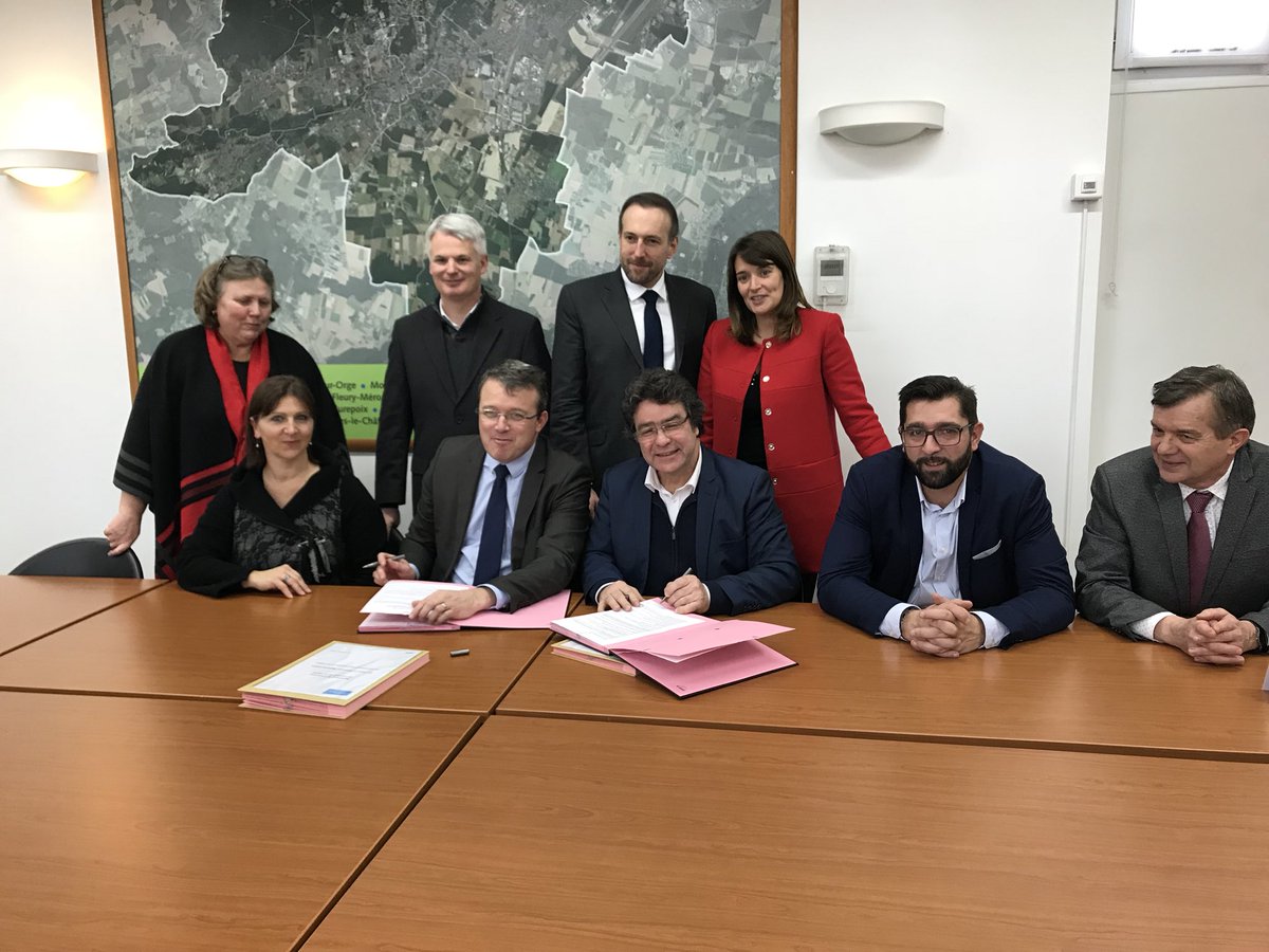 durovray's tweet photo. . @CDEssonne partenaire des communes mais aussi des communautés d'agglomération. Signature avec #EricBraive président de @CoeurEssonne du contrat de territoire de 1,8 million d'euros pour un multi-accueil petite enfance et un relais assistante maternelle https://t.co/YrDsjT3nFh