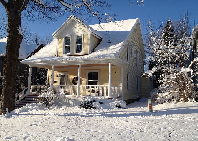 VacationNorthMI's tweet photo. Any season, any reason. You'll love your stay in #Petoskey ! https://t.co/koQdIBdZQg #puremichigan #travel #vacationrental #wanderlust #travel https://t.co/FHFTGZmtv2