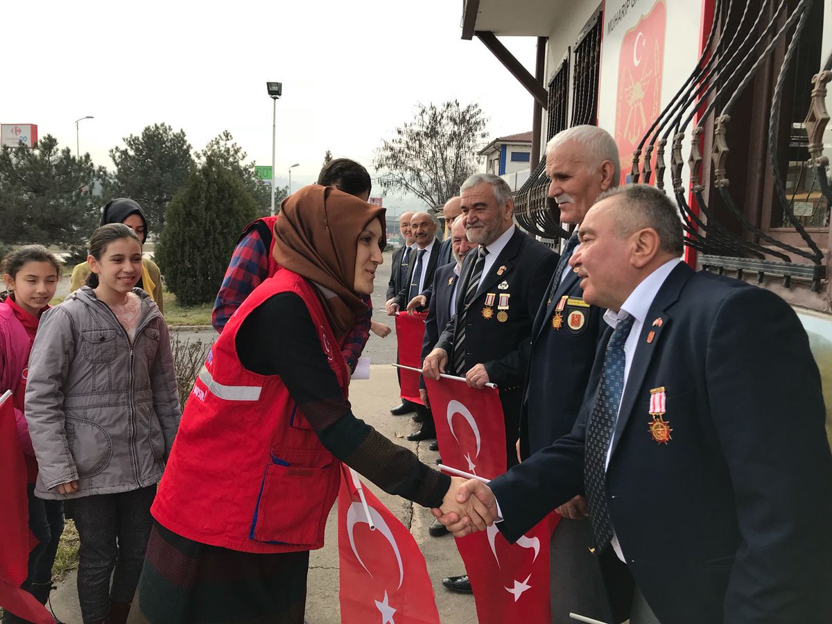 Gençlik Merkezi gönüllü gençlerimizle Muharip Gaziler Derneğini ziyaret ettik. 
Gazilerimiz ile hasbihal ettik, Kıbrıs Savaşında yaşadıkları acı tatlı anılarını ,değerli hatıralarını paylaştılar.Günün anısına Ayyıldızlı beremiz ve Türk bayrağımız olan hediyelerimizi takdim ettik