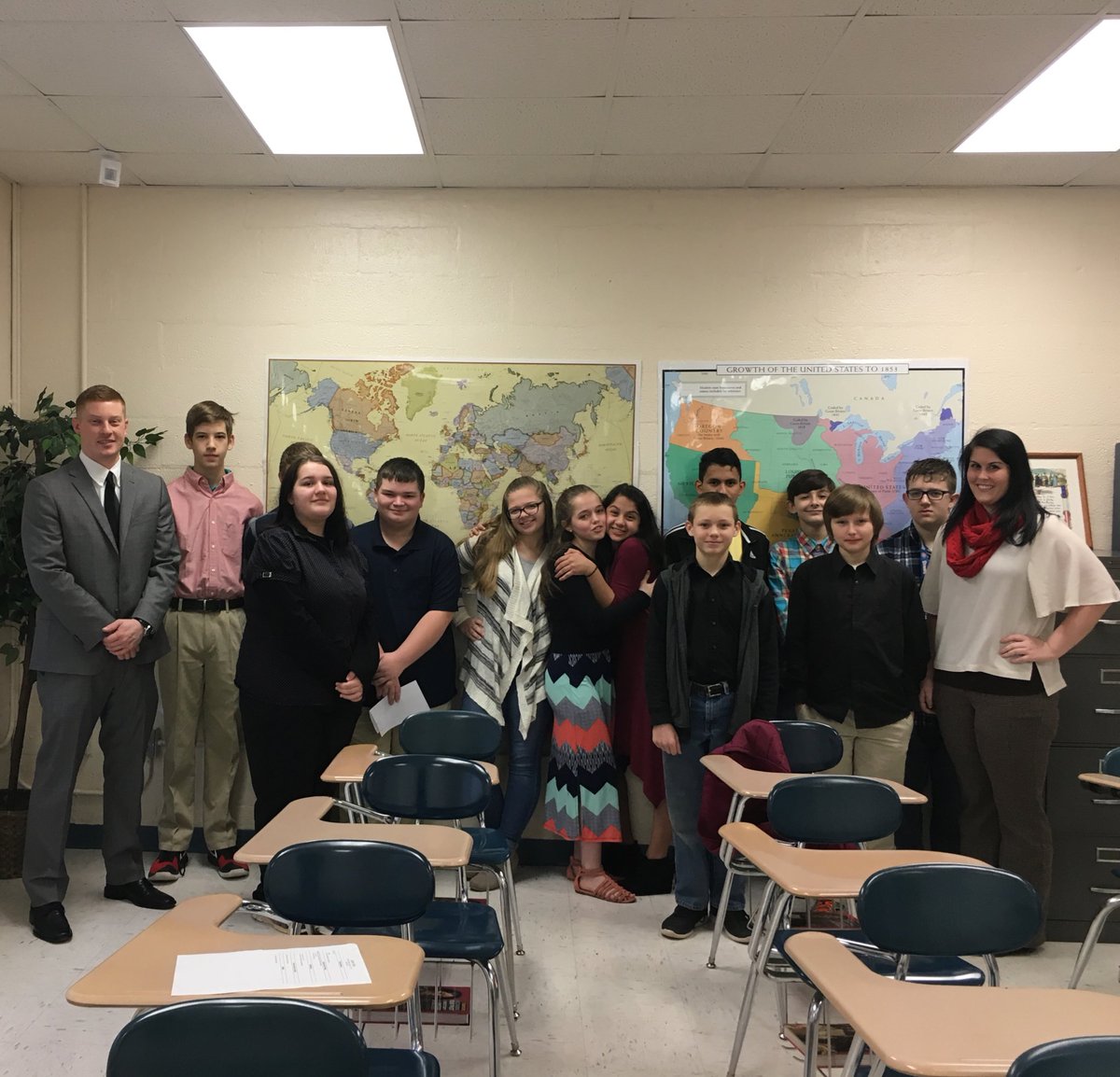 thekellihansen's tweet photo. Dressed up and resumé ready! Here we come JA BizTown! #ACSGroundhogday https://t.co/CZ7pmlxIpD