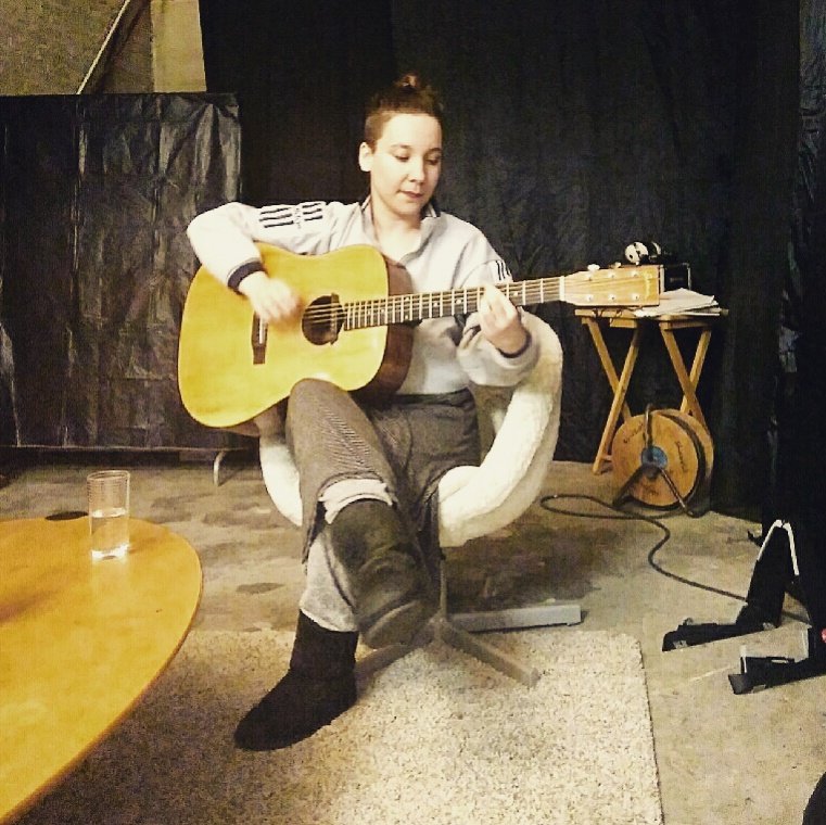 StudioPuRRR's tweet photo. Impressie van ons eerste ad hoc maar geslaagde #atelierconcert bij ons in de studio zondagmiddag jl met #live #muziek #poëzie #spokenword #performances van #LoulouElisabettie aka #Lounar en #IreneSiekman #tryout voor meer! #trots https://t.co/C04LD3OWOZ