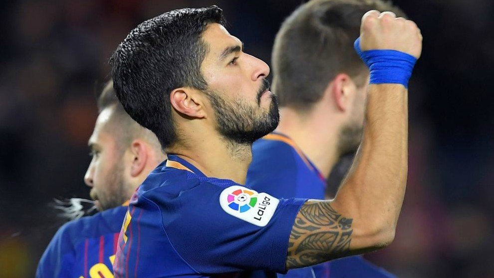 marca's tweet photo. "Un enorme jugador y un mal deportista. Violento, agresivo, capaz de hacer daño, de pegar para marcar, de morder a un rival. Pero claro, juega al fútbol y en este deporte todo vale" ✍https://t.co/95socZlIht La opinión de @D_pico_ https://t.co/4xywBQCOao