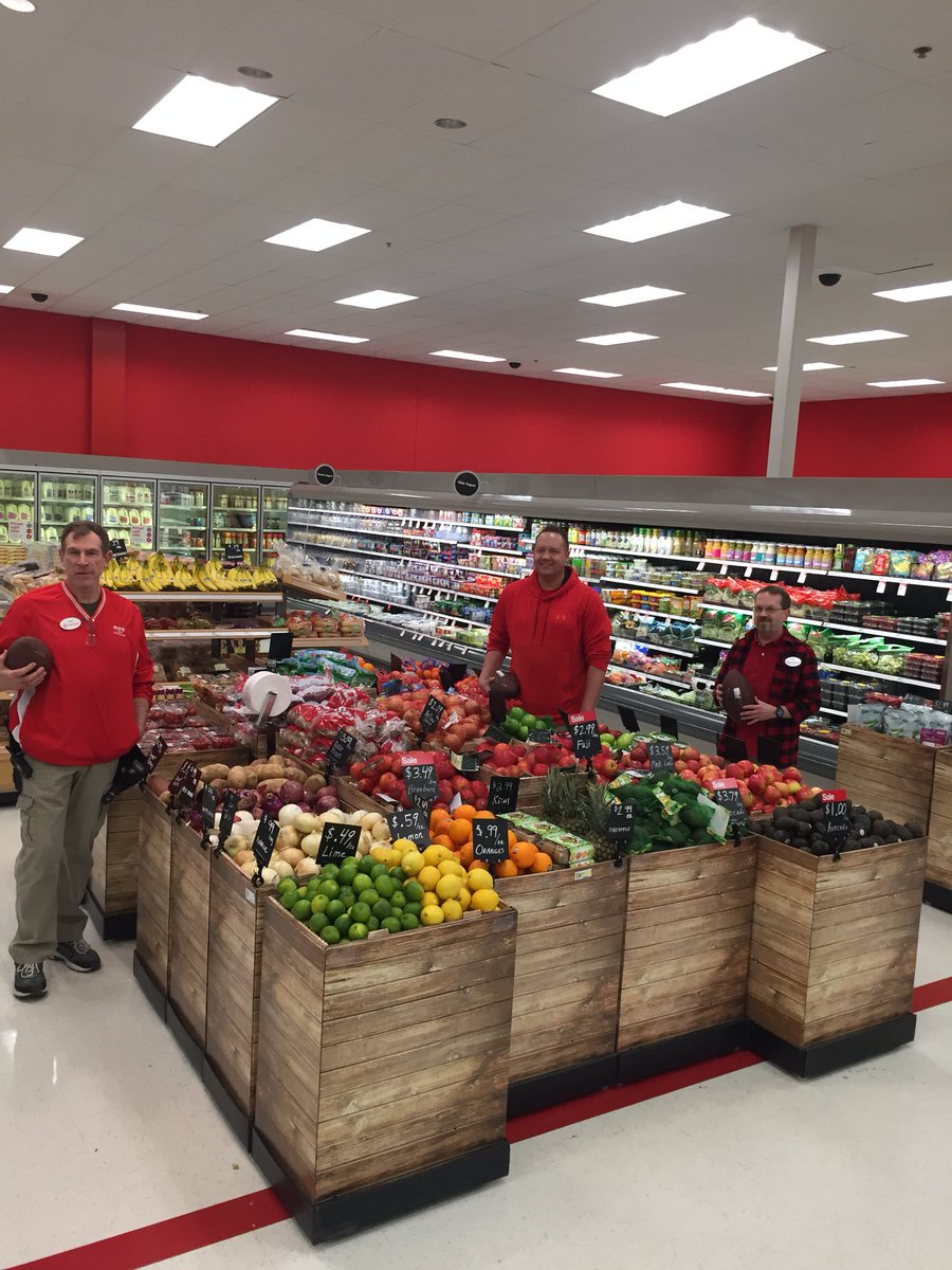 amoellr's tweet photo. T1278 Ready for kickoff!!! #D117RedZone #WeDontFumbleInFood @jamaal_edwards @A_Leigh_ https://t.co/fgNFs9DGet