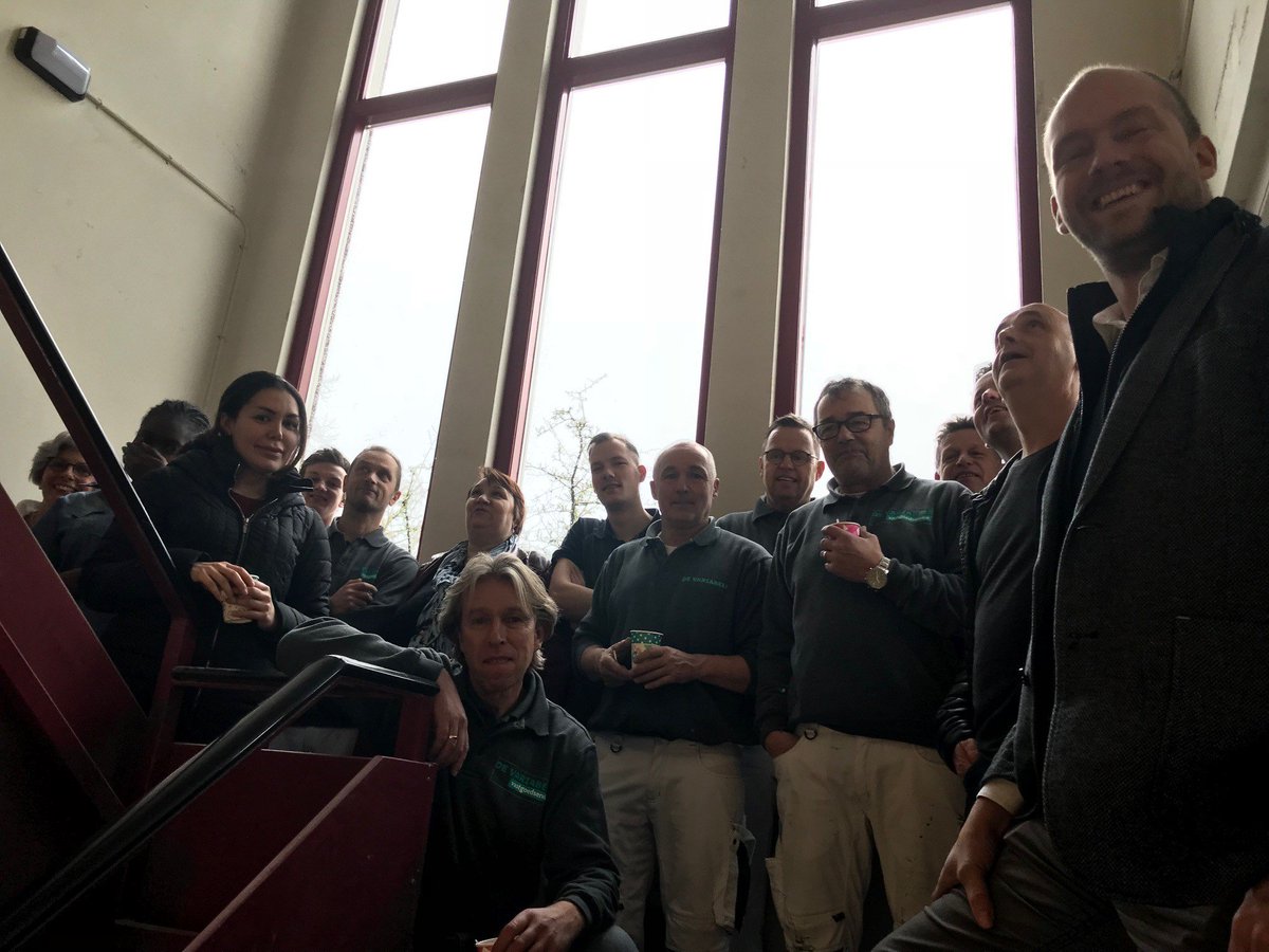 DeVariabele's tweet image. Even tijd voor een mooie groepsfoto in het trappenhuis van de St. Jorisschool van @Wonion_ voor #DeVariabeleDoet!