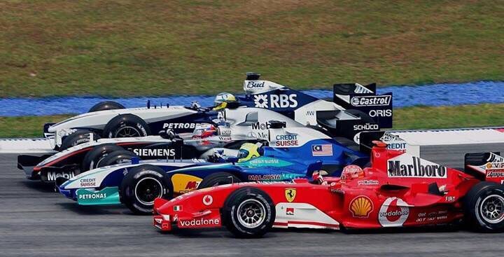VanGamerenF1's tweet photo. Toch wel een van mijn favoriete F1-foto’s. Vier auto’s wijd door de eerste bocht in Maleisië 2005! Voor de liefhebbers, noem de coureurs. #F1 https://t.co/QbRiu3oJ6A