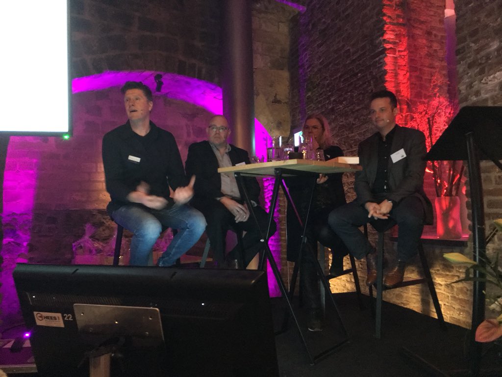 2_PaulSanders's tweet photo. Goed symposium duurzaamheid gisteren bij @DeKeverberg in Kessel. Dank aan @RaspberryMaxx @Ruyghveen @people_farm #tastybugs @helgavanleur @Teunvandekeuken en @lexuiting voor jullie inspirerende bijdrage. https://t.co/hBt8wO60ur