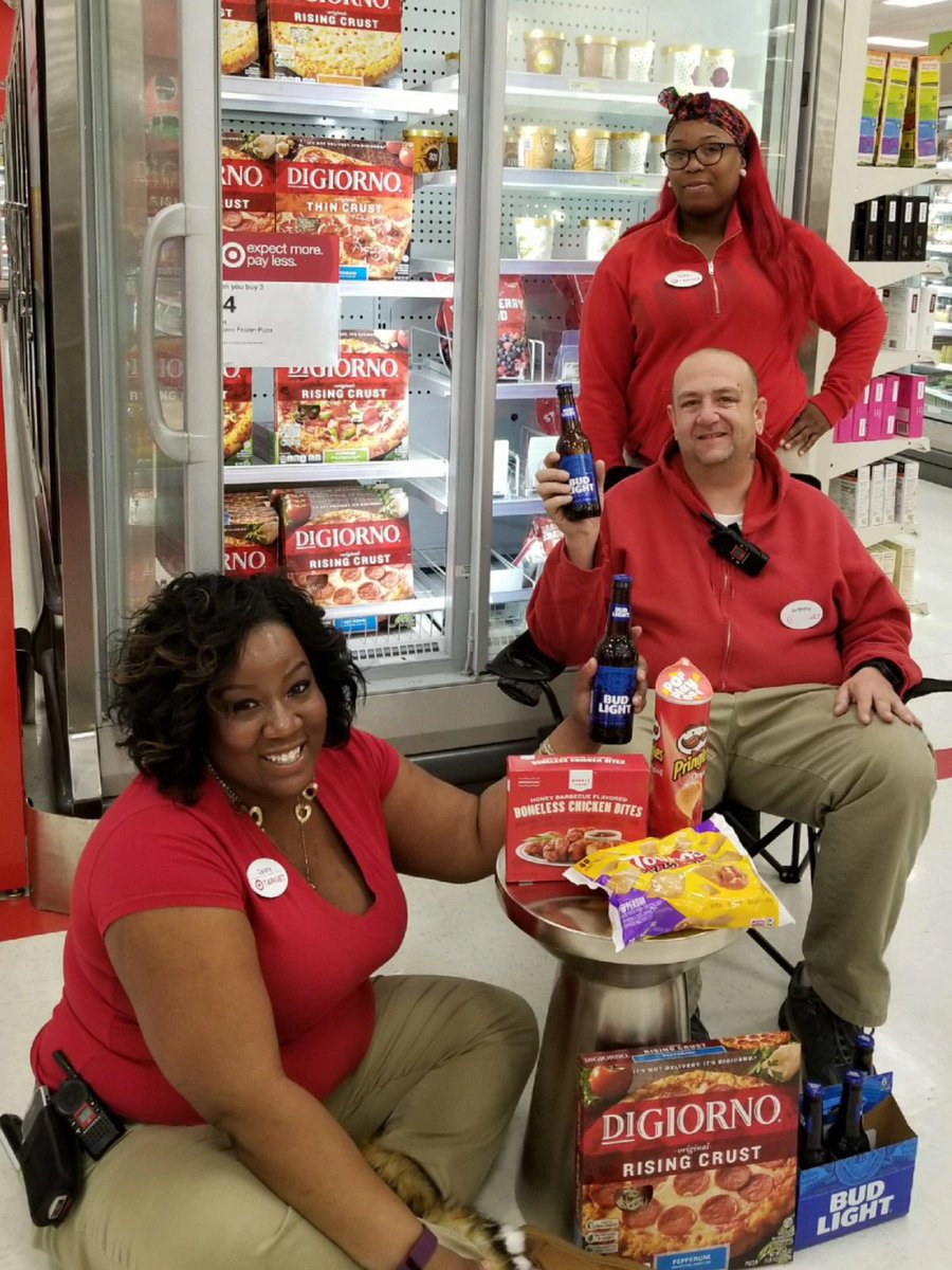 jlwhite06's tweet photo. Are you ready for some football. We sure are at T1101. We got all you need to enjoy your Super Bowl #WeDontFumbleInFood #D117RedZone @jamaal_edwards @A_Leigh_ @Andrew050887 https://t.co/xIEGAZkxPZ
