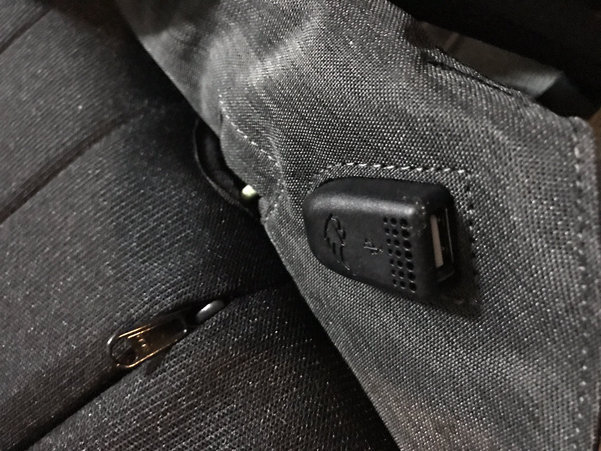 tarnya999's tweet image. すごくスマートなリュックが届いた
これからはこれで東京さいぐべ
防犯能力は高いわ 防刃だわ おまけにUSBが刺さってスマフォ充電できるわ
ノパソもタブレットも入れやすいわで最高です #ClickPackPro