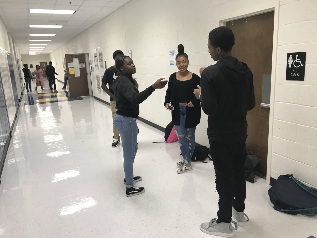 YvetteDupree's tweet photo. #BusEdu Students collaborate to decide what they would do if given 5 million dollars for a 30 second #SuperBowl Commercial! #Promotion #FunFriday #ELHSSoar #CTAEMonth @ELHS_HCS @GeorgiaCTAE @CTAE_HCS 📱🎥🏈 https://t.co/tnJZiMROG4