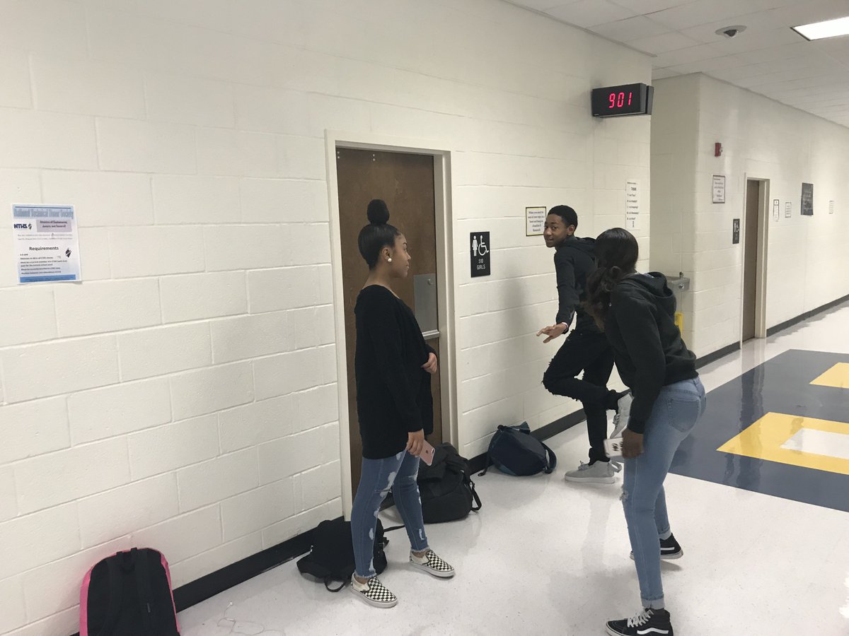 YvetteDupree's tweet photo. #BusEdu Students collaborate to decide what they would do if given 5 million dollars for a 30 second #SuperBowl Commercial! #Promotion #FunFriday #ELHSSoar #CTAEMonth @ELHS_HCS @GeorgiaCTAE @CTAE_HCS 📱🎥🏈 https://t.co/tnJZiMROG4