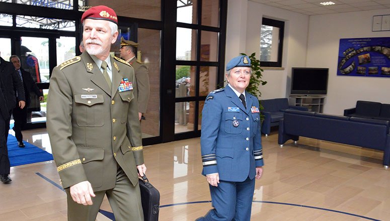 NATO_DefCollege's tweet photo. #SC131 @NATO and Partners' future leaders graduate at the @NATO_DefCollege with @NDC_CMDT LGen Whitecross and @CMC_NATO Gen Pavel #education + #research + #outreach = #WeAreNATO #StrongerTogether
https://t.co/Y8yZc64TM6 https://t.co/ksZSc6KvDY